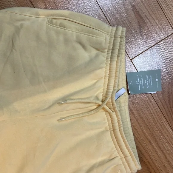 67% recycled material. Light yellow sweat pants, H&M divided. - Picture 3 of 5